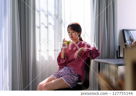 一位美麗的女模特兒的肖像 127755144