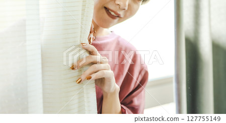 一位美麗的女模特兒的肖像 127755149