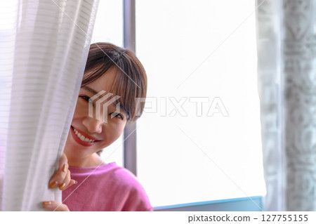 一位美麗的女模特兒的肖像 127755155