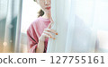 一位美麗的女模特兒的肖像 127755161