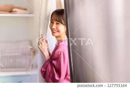 一位美麗的女模特兒的肖像 127755164