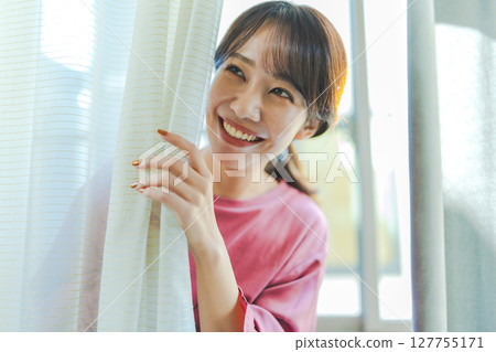 一位美麗的女模特兒的肖像 一位美麗的女模特兒的肖像 127755171