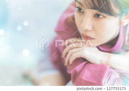 一位美麗的女模特兒的肖像 127755173