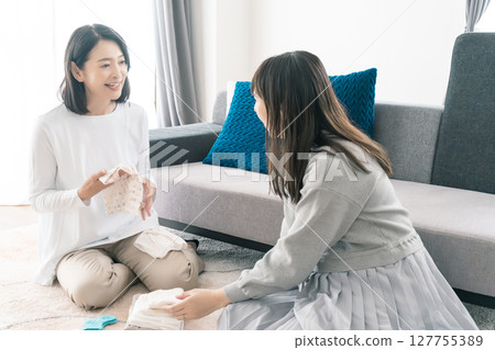 母女在準備分娩的同時談論美好的未來 127755389