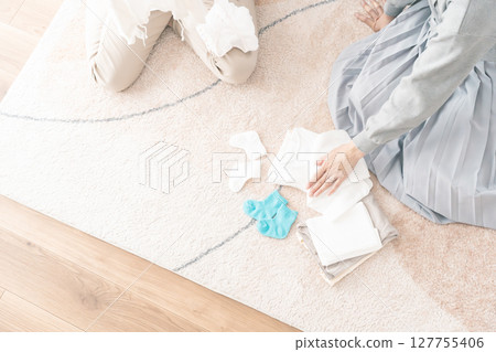 母女在準備分娩的同時談論美好的未來 127755406