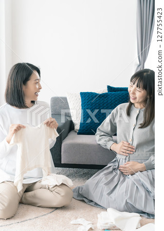 母女在準備分娩的同時談論美好的未來 127755423