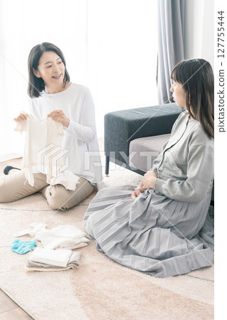 母女在準備分娩的同時談論美好的未來 127755444