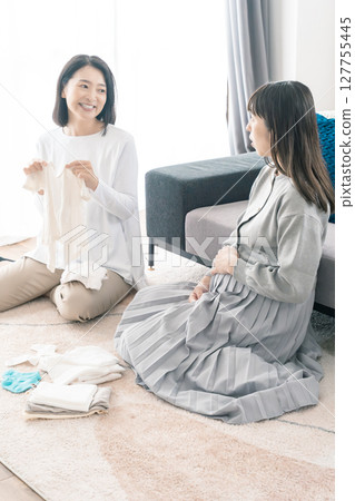 母女在準備分娩的同時談論美好的未來 127755445
