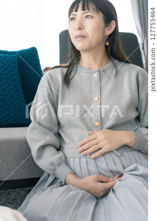 母女在準備分娩的同時談論美好的未來 母女在準備分娩的同時談論美好的未來 127755464