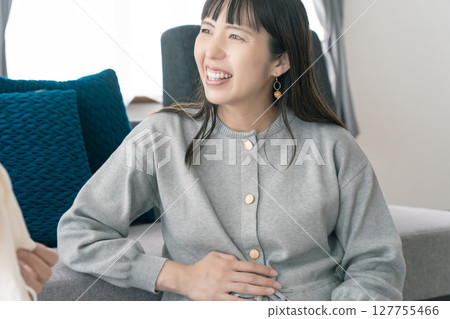 母女在準備分娩的同時談論美好的未來 127755466