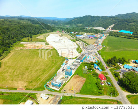 初夏時節,北海道八雲町JR北海道新幹線八雲站週邊施工現場的鳥瞰圖 初夏時節,北海道八雲町JR北海道新幹線八雲站週邊施工現場的鳥瞰圖 127755533