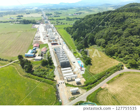 初夏時節，北海道八雲町JR北海道新幹線八雲站週邊施工現場的鳥瞰圖 127755535