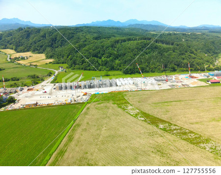 初夏時節,北海道八雲町JR北海道新幹線八雲站週邊施工現場的鳥瞰圖 初夏時節,北海道八雲町JR北海道新幹線八雲站週邊施工現場的鳥瞰圖 127755556