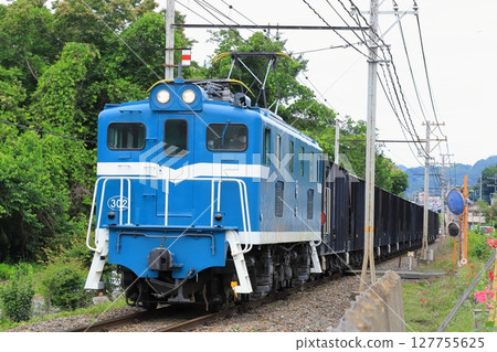 秩父鐵道“電力機車Deki300型和石灰石貨物列車” 秩父鐵道“電力機車Deki300型和石灰石貨物列車” 127755625