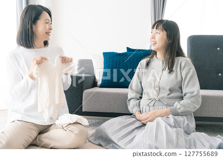 母女在準備分娩的同時談論美好的未來 127755689