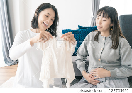 母女在準備分娩的同時談論美好的未來 母女在準備分娩的同時談論美好的未來 127755693