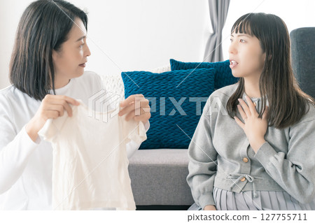 Mother and daughter talk about a bright future while preparing for birth 127755711