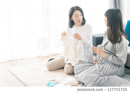 Mother and daughter talk about a bright future while preparing for birth 127755720