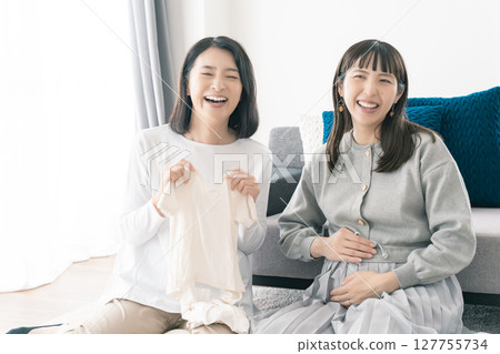 母女在準備分娩的同時談論美好的未來 母女在準備分娩的同時談論美好的未來 127755734