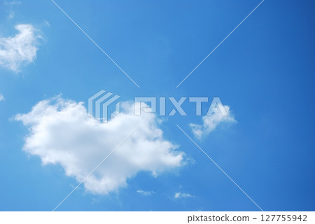 心形雲飄浮在天空 127755942