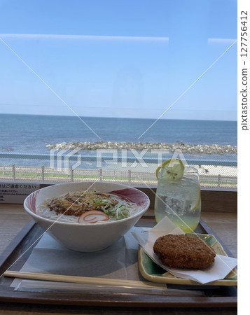 A refreshing lunch by the sea 127756412