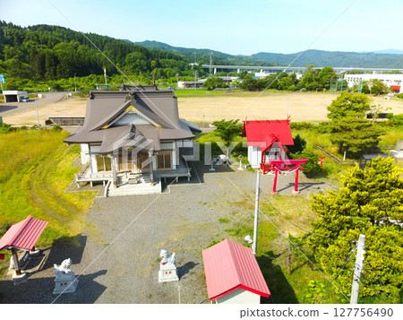 初夏時節,北海道八雲町尾部八幡神社境內的鳥瞰圖 初夏時節,北海道八雲町尾部八幡神社境內的鳥瞰圖 127756490