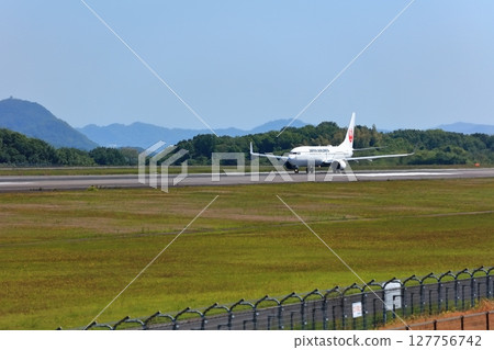 [Kagawa Prefecture] Passenger planes and jet planes taking off and landing (Takamatsu Airport) 127756742
