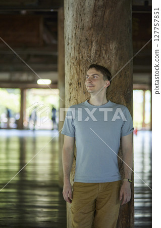 一位男性旅人靠在柱子上的肖像 127757851