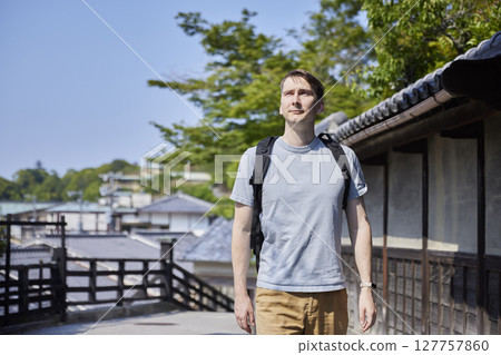 男性旅客走過一條歷史街道 127757860