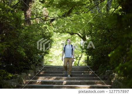 戶外旅客在森林中走下石階 127757897