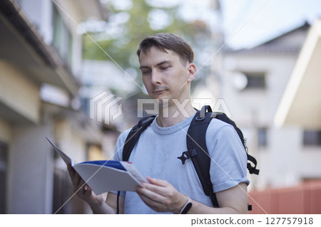 背包客在街角查看旅遊指南 127757918