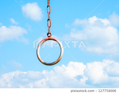 一個簡單的場景，有藍天和懸掛的環 127758006