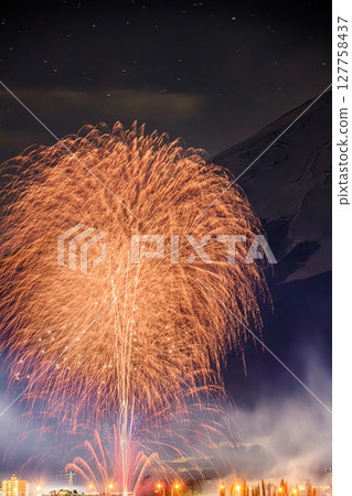 煙火盛宴，富士山點亮冬日夜空 127758437