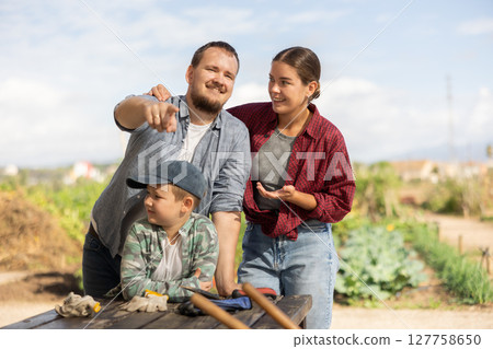 Family of farmers at the table 127758650