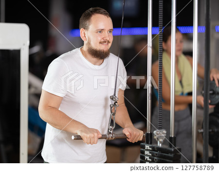 Man doing arm training 127758789
