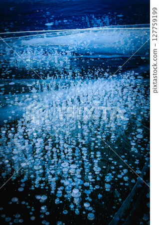 冰凍湖面上的冬季氣泡 127759199