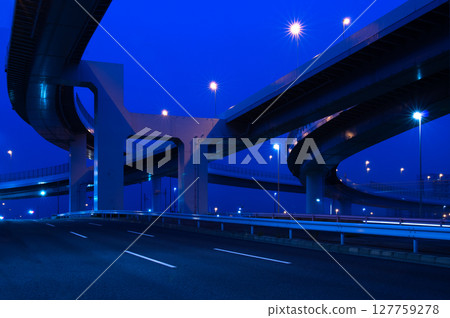 城市道路上描繪的不遠的未來 城市道路上描繪的不遠的未來 127759278