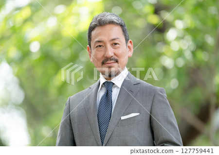 商人肖像新鮮綠色 127759441