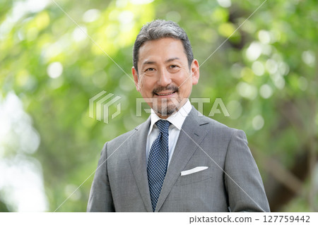 商人肖像新鮮綠色 127759442