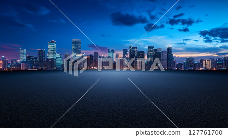 城市夜景前的空曠瀝青道路 127761700