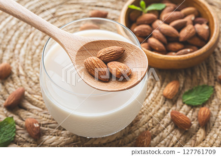 杏仁奶和杏仁植物奶 杏仁奶和杏仁植物奶 127761709