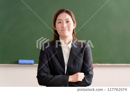一位女老師在黑板前微笑 127762074