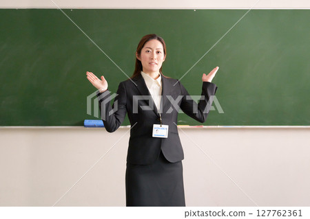 一位女老師在黑板前發表演講 127762361