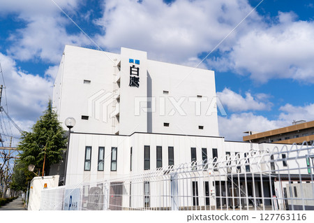 Shirataka Head Office (Ise Shrine Imperial Sake Brewery) is a sake brewery located in Nishinomiya-go, one of the Nada Gogo districts. 127763116