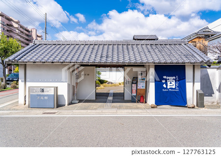 Located in Nishinomiya-go, Nada-gogo, the sake brewery Tatsuuma Honke Brewery is a sake-themed museum run by Hakushika Memorial Brewery Museum. Located in Nishinomiya-go, Nada-gogo, the sake brewery Tatsuuma Honke Brewery is a sake-themed museum run by Hakushika Memorial Brewery Museum. 127763125