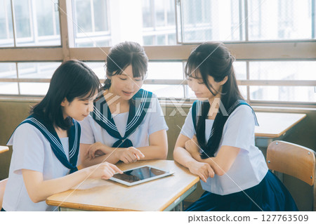 高中學生在小組學習中使用平板電腦 高中學生在小組學習中使用平板電腦 127763509
