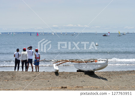 Cheering at the outrigger races held at Katase Kaigan Higashihama 127763951