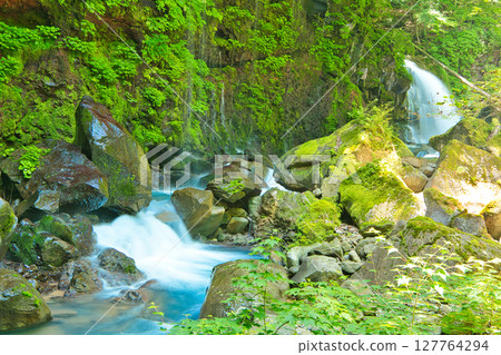 流經栃木縣那須鹽原市素堪澤川的二三郎瀑布 127764294