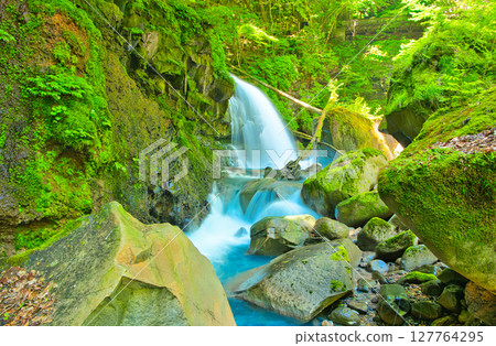流經栃木縣那須鹽原市素堪澤川的二三郎瀑布 127764295