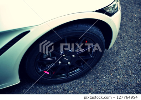白色跑車上的黑色車輪 白色跑車上的黑色車輪 127764954